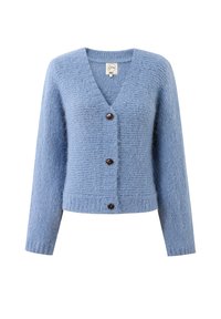 Helles, blaues Strick-Cardigan mit V-Ausschnitt, langen Ärmeln und drei großen, dunklen Knöpfen auf der Vorderseite.