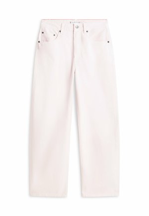 Hellrosa Jeans mit geradem Bein, vorderen Taschen, Gürtelschlaufen und Knopfverschluss, flach auf weißem Hintergrund dargestellt.