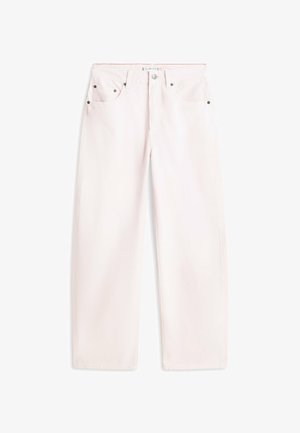 Hellrosa Jeans mit geradem Bein, vorderen Taschen, Gürtelschlaufen und Knopfverschluss, flach auf weißem Hintergrund dargestellt.