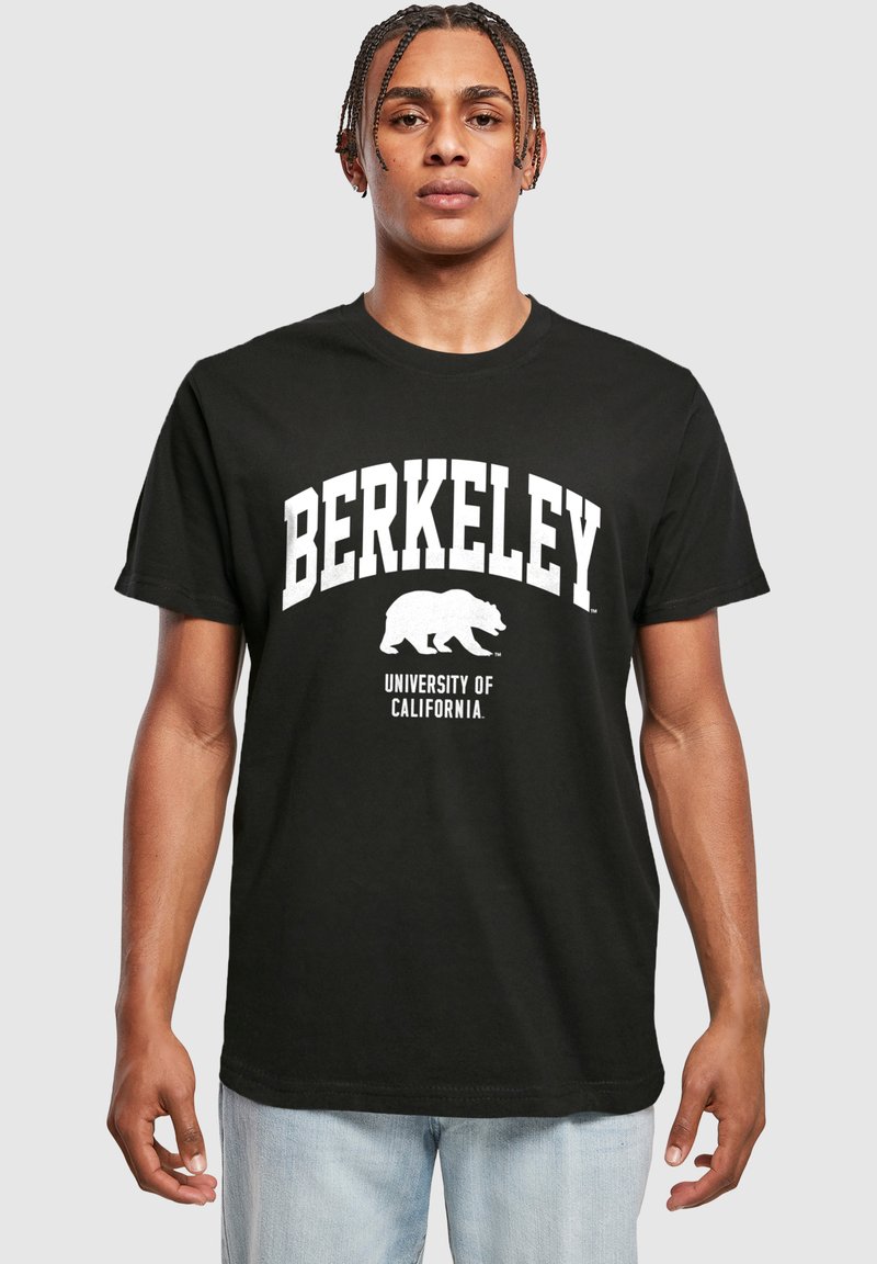 Černé bavlněné tričko s nápisem "BERKELEY" v tučných bílých písmenech, grafikou medvěda a nápisem "UNIVERSITY OF CALIFORNIA" níže v menším písmu.