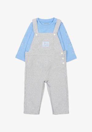 Tuta grigia a righe con bretelle regolabili e bottoni bianchi, abbinata a una camicia a maniche lunghe azzurro chiaro con disegni di animali.