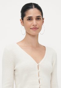 Kerma, ribba sweatshirt med V-hals och pärlknappar fram, med långa ärmar och ett mjukt, texturerat tyg.