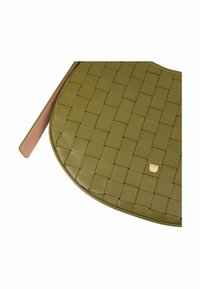 Olijfgroene geweven leren tas met een ronde vorm, voorzien van een soepele textuur en een roze schouderband. Gouden hardware details inbegrepen.