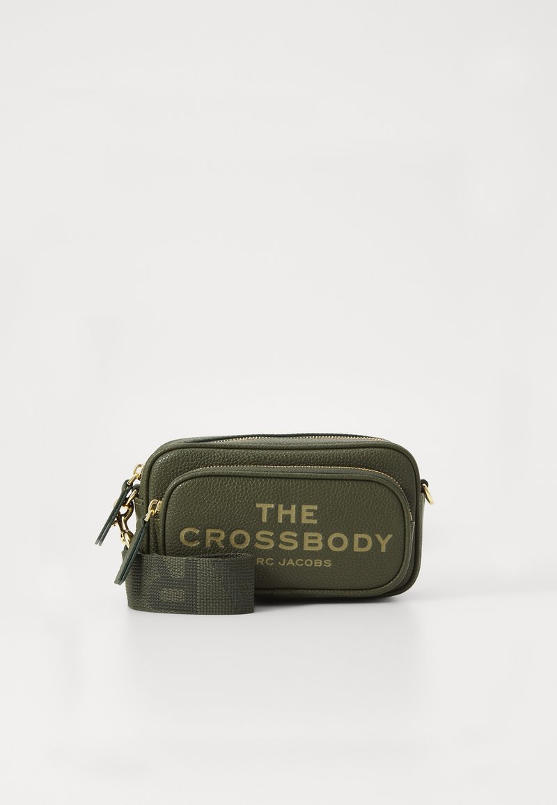Bolsa de ombro em pele texturizada verde com dois compartimentos com fecho éclair. Inscrição em letras douradas "A CROSSBODY" e inclui uma alça de tecido.