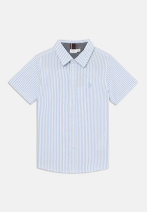 Korte mouw knoopshirt, lichtblauw met witte strepen van katoen. Heeft een klassieke kraag en een klein geborduurd logo op de borst.