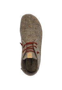 Brązowy but filcowy z zaokrąglonym czubkiem, czerwonymi sznurowadłami i beżową metką z napisem "JOSEF." Wnętrze pokazuje miękką teksturę oraz szczegóły wkładki.