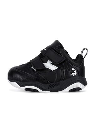 Sneaker per bambino in bianco e nero con doppio velcro, suola texturizzata, linguetta e piccolo logo bianco sul lato.