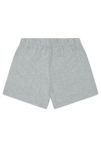 Pantalones cortos de algodón gris claro con cintura elástica, con una textura suave y un diseño simple y recto. Sin patrones ni acentos.