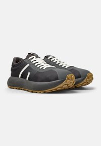 Sneakers grigi con lacci bianchi, una parte superiore testurizzata e una suola ammortizzata. Presentano un punta arrotondata e una suola in gomma pattern.
