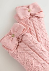 Guanti senza dita lavorati a maglia rosa con un motivo a trecce testurizzato, adornati da grandi fiocchi e accenti dorati a forma di cuore.