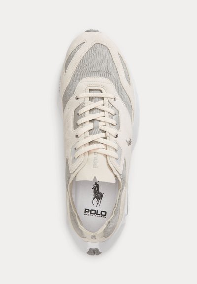Baskets Polo Ralph Lauren beige et grises avec panneaux en mesh et en daim, lacets crème, et logo Polo noir sur la semelle intérieure.