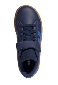 Zapato sintético azul marino con suela de goma, cierre de cordones y una correa de velcro. Presenta rayas azules en los laterales y una lengüeta de tela texturizada.