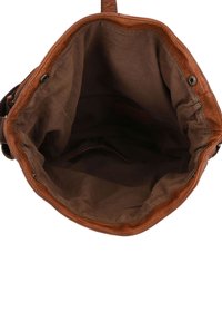 Brūna ādas rokassoma, mīksta tekstūra, apaļas formas, atzīmogota virsma, brūns auduma apšuvums, iekšpusē nav redzamu kabatu.