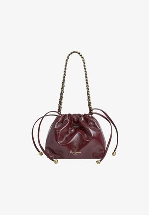 Borsa in pelle bordeaux con cordino, manico a catena, cima arricciata, accenti metallici e dettaglio del logo alla base. Texture liscia e lucida.