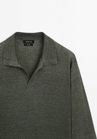 Donkergroene pullover trui in een gestructureerde brei met een V-hals en korte kraag. Etiket zegt "Massimo Dutti."