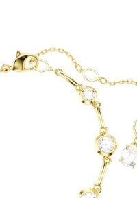 Goudkleurige ketting met ronde, heldere edelstenen in cirkelvormige zettingen, voorzien van een karabijnsluiting en een verlengketting voor verstelbare lengte.