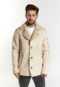 Palton bej dintr-un amestec de lână, cu un guler texturat din blană sintetică, butoane frontale și două buzunare laterale. Disponibil într-o croială ajustată.