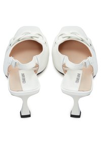 Paire d'escarpins slingback en cuir blanc avec bouts carrés, détail chaîne sur le devant et semelles intérieures marquées visibles de dos.