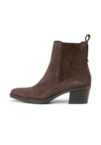 Stivale alla caviglia in suede marrone con punta appuntita, tacco impilato e dettagli rigati sui lati. Presenta un comodo passante per indossarlo facilmente.
