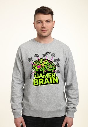 Szary sweatshirt z jasną zieloną i różową grafiką mózgu oraz napisem "GAMER BRAIN" i różnymi hasłami związanymi z grami.