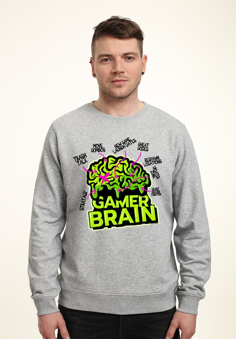 Felpa grigia con una grafica brillante di un cervello in verde e rosa, accompagnata dal testo "GAMER BRAIN" e varie frasi legate ai giochi.