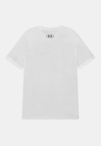 Camiseta de algodón blanca con mangas cortas, cuello redondo y un pequeño logo negro en la parte posterior. Textura suave con un ajuste clásico y casual.