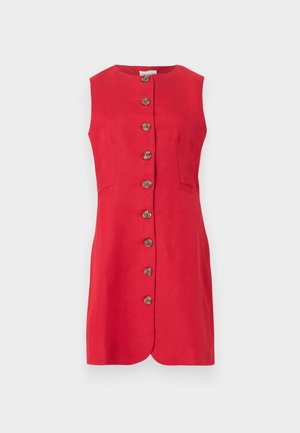 Ermeløs rød kjole med rund hals, knappelukking foran og to små sidelommer.