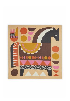 Cheval stylisé avec des motifs géométriques en brun, orange, rose et noir, accompagné d'un oiseau et de cercles décoratifs sur un fond beige.