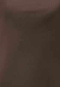 Texture de tissu marron foncé uni avec une finition douce et lisse et des variations subtiles d'ombrage.