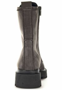 Gabor Botki na platformie