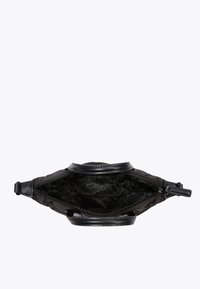 Borsa nera trapuntata con finitura lucida, dotata di chiusura con zip e un motivo interno a trama. Cinghia regolabile con dettagli in metallo.