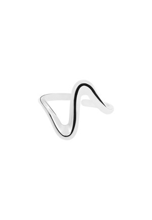 Silberner offener Ring mit einem glatten, fließenden Wellen-Design und glänzend polierter Oberfläche auf weißem Hintergrund.