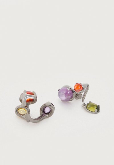Boucles d'oreilles en ton argent avec des cabochons colorés : orange, violet, jaune et vert, présentant un design torsadé et fluide avec une texture lisse.