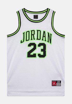 Canotta da basket bianca in rete con la scritta "JORDAN" in grassetto nero e lettering verde neon, e il numero "23" con accenti verde neon. Collo nero.