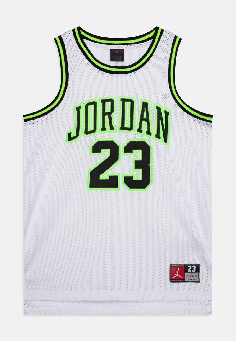 Hvit mesh basketballtrøye med "JORDAN" i fet svart og neongrønn tekst, samt nummer "23" med neongrønne detaljer. Svart krage.