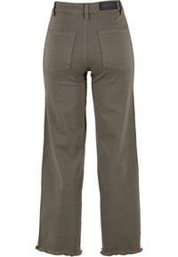 Jeans amples couleur vert olive clair en coton, avec des ourlets effilochés et deux poches arrière, présentant une finition texturée subtile.