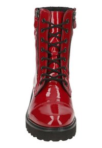 Botte de combat rouge brillante à lacets, semelle noire, fermeture éclair latérale et doublure intérieure rembourrée noire, vue de face.