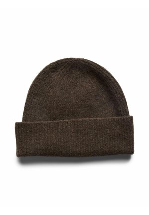 Gorro de lana marrón oscuro con un amplio borde vuelto, sobre fondo blanco.