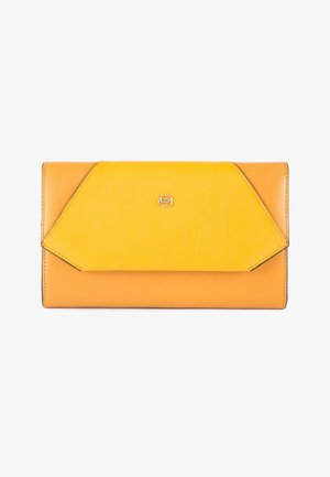 Gelbe Lederbörse mit einem geometrischen Klappen-Design und einem kleinen silbernen Logo auf der Vorderseite. Glatte Oberfläche mit kontrastierenden Farbtönen.