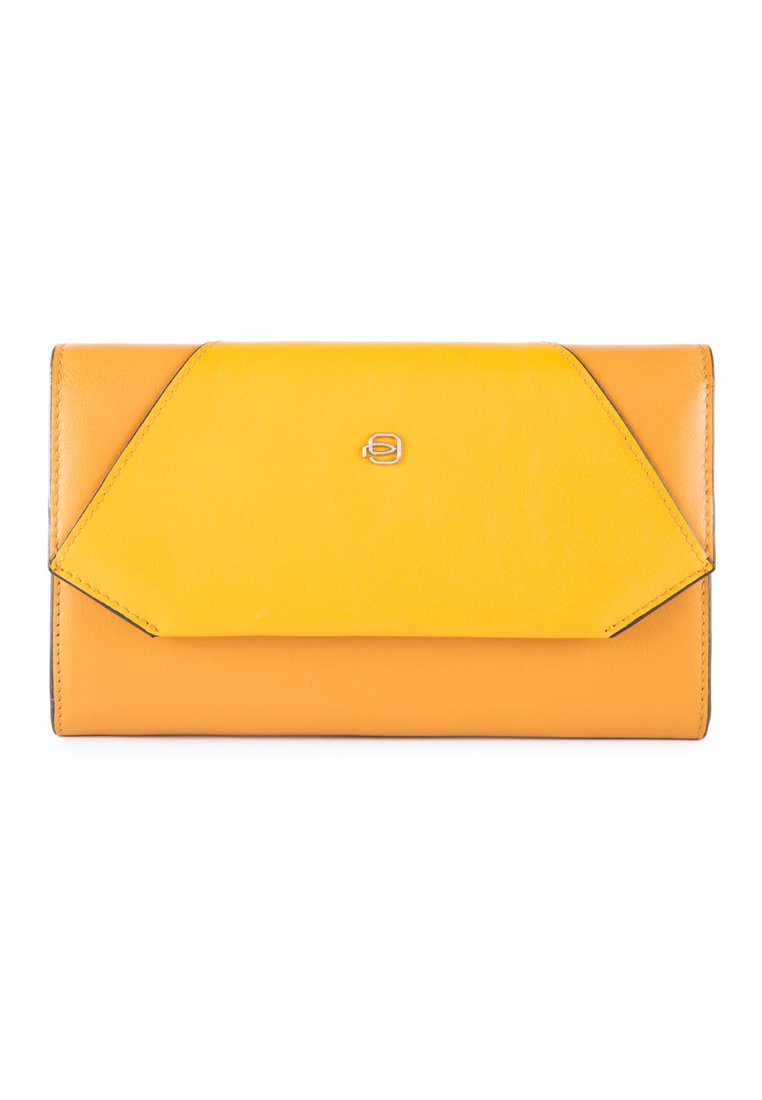 Gelbe Lederbörse mit einem geometrischen Klappen-Design und einem kleinen silbernen Logo auf der Vorderseite. Glatte Oberfläche mit kontrastierenden Farbtönen.