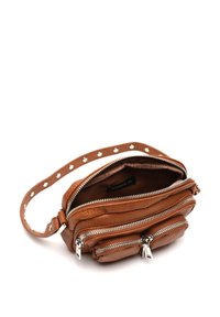 Sac bandoulière en cuir tan avec trois compartiments zippés, surface texturée et une sangle assortie à motifs avec des accents en métal argenté.