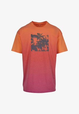 Lyhythihainen T-paita, jossa on oranssista vaaleanpunaiseen taittuva kangas, etuosassa tummansinisellä palmupuiden neliökuva.