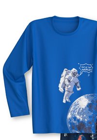 Langere mouwen blauwe T-shirt met een astronautenafbeelding en een illustratie van de aarde. De stof heeft een gladde textuur en een ronde halsontwerp.