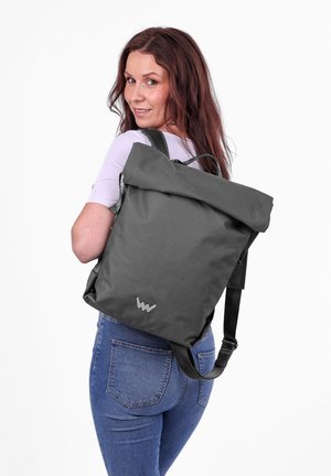 Šedý batoh s rolovacím víkem, elegantní design, odolná tkanina, nastavitelné popruhy a akcent s logem na spodní části.