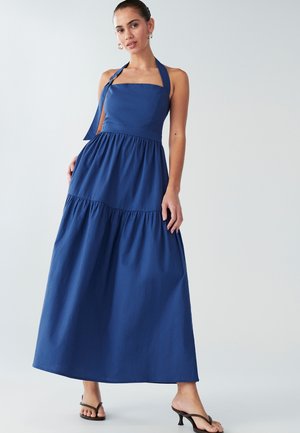 Blaues Maxikleid mit quadratischem Ausschnitt, Neckholder-Trägern und abgestuftem, gerafftem Rock. Das Material wirkt leicht und glatt.