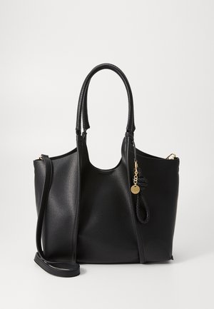 Sac en cuir noir à finition texturée, doté de deux poignées et d'un charme de clé amovible. Comprend une bandoulière pour plus de polyvalence.