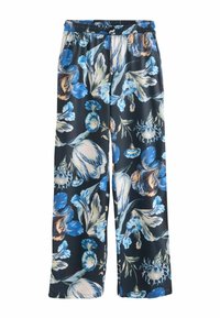 Kwiatowe spodnie z ciemnego materiału, ozdobione dużymi niebieskimi i kremowymi kwiatami, o luźnym kroju i elastycznym pasie dla większego komfortu.