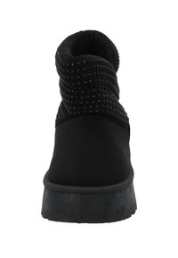 Stivaletto nero alla caviglia in tessuto morbido, caratterizzato da un design pieghevole testurizzato con dettagli borchiati e suola spessa e resistente.