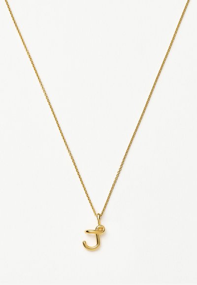 Χρυσό κολιέ με αλυσίδα και λεπτό μενταγιόν σε σχήμα του γράμματος "J" σε λευκό φόντο.