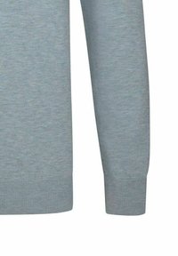 Hellblauer Strickpullover mit langen Ärmeln und gerippten Bündchen. Der Stoff zeigt eine dezente Textur, ideal zum Schichten.